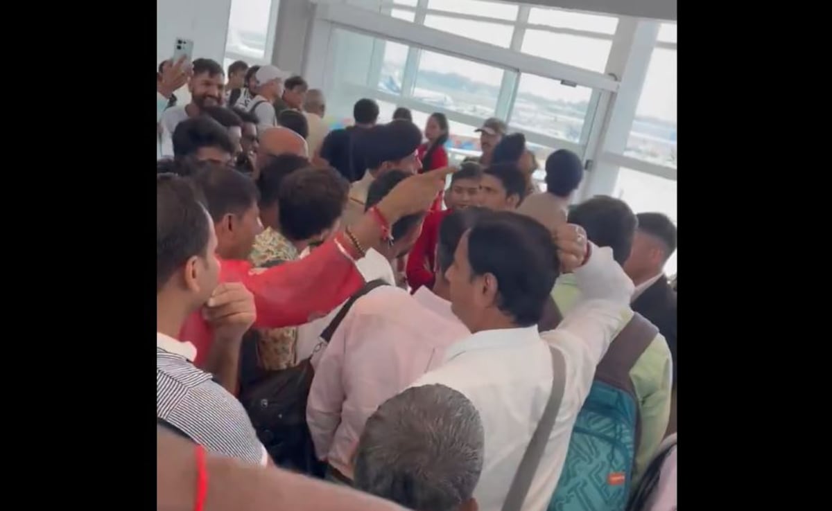 SpiceJet Cancels Flight 5 Minutes Before Boarding, Passengers Angry