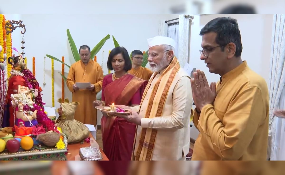 PM Modi Offers Prayers To Lord Ganesha At Chief Justice DY Chandrachud’s Home