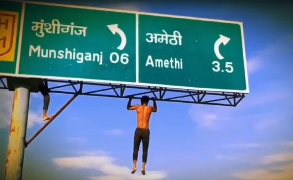 Man Takes Reel Game Notch “Higher”, Does Pull Ups On Road Signboard