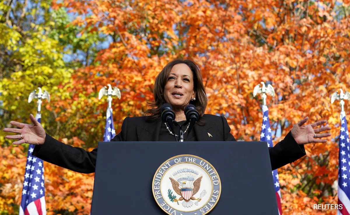 Kamala Harris’s Witty Reply Stumps Hecklers Backing Trump, Crowd Applauds