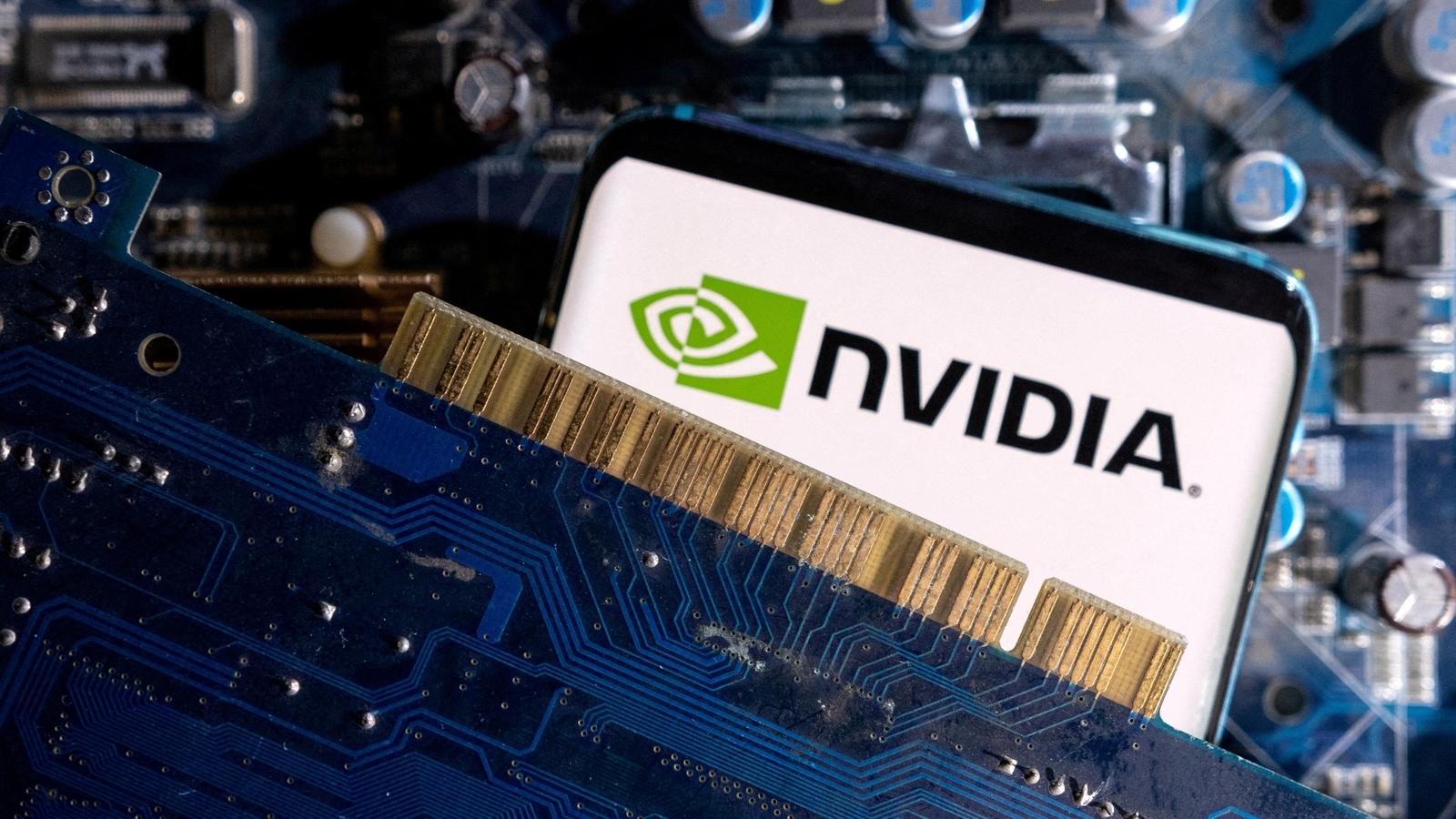 Nvidia एक बार फिर दुनिया की सबसे बड़ी कंपनी बन गई है और AI लहर पर सवार होकर Apple को पछाड़ दिया है