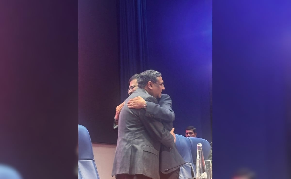 Chief Justice DY Chandrachud Hugs Chief Justice-Designate Sanjiv Khanna